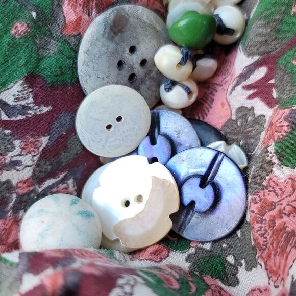 Vintage embroidered buttons sewer collection - Picture 5 of 5